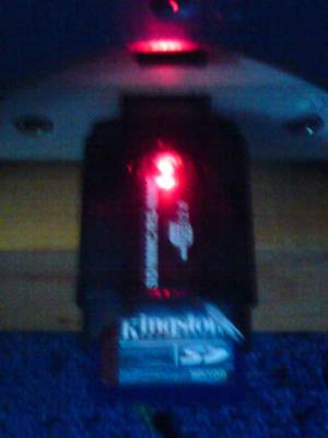 Čtečka v USB, červená dioda indikuje činnost